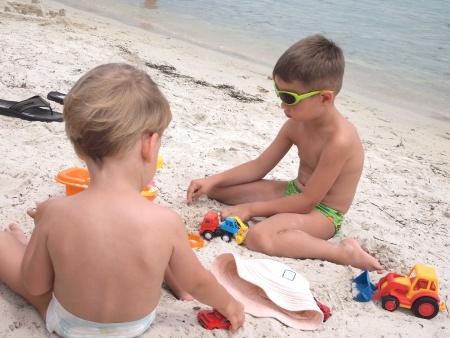 children play in sun sunscreen